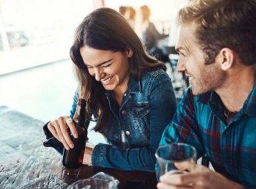 jeune homme et femme flirter