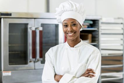 Chef féminin en cuisine commerciale