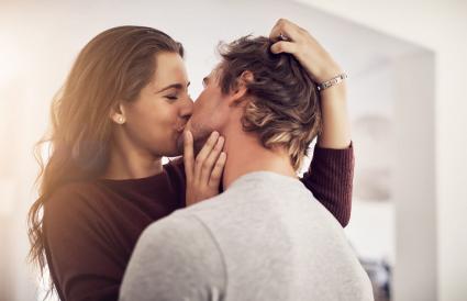 jeune couple s'embrassant à la maison