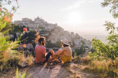 Femme et homme regardant vue panoramique sur le village de Gordes en Provence