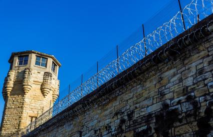 Tour de garde sur les murs de la prison