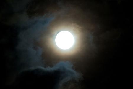 Pleine lune dans le ciel nocturne