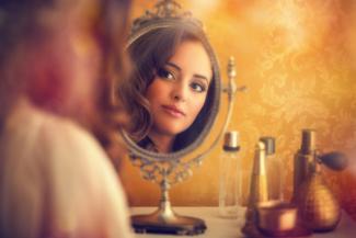 femme dans le miroir