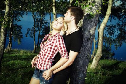 Sag embrassant son amant;  Copyright Oleg Gekman sur Dreamstime.com 