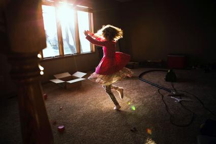Petite fille dansant dans le salon