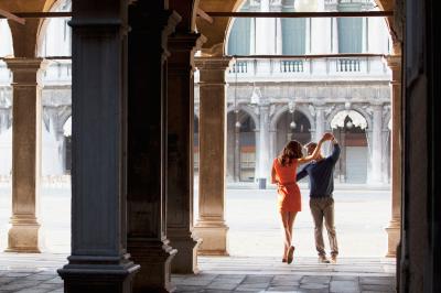 Couple dansant en arcade à Venise