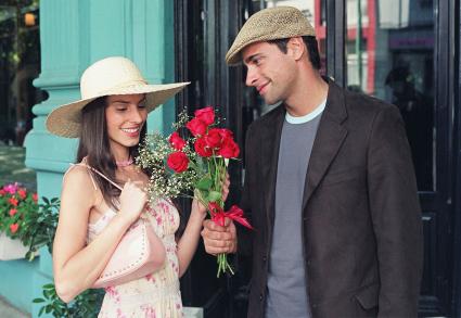 Homme donnant des fleurs à sa petite amie