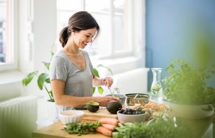 Femme préparant des aliments sains 