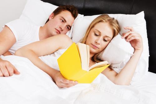 femme lisant dans lit comme les montres homme