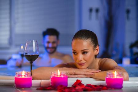 Homme et femme dans le jacuzzi