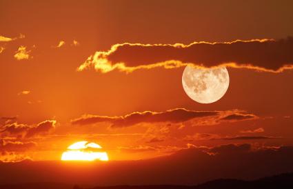 Pleine lune au coucher du soleil