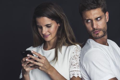 Un homme jaloux regarde les textos de son partenaire