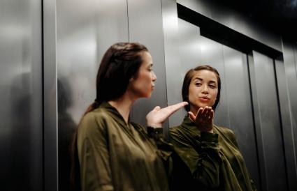 femme regardant dans le miroir