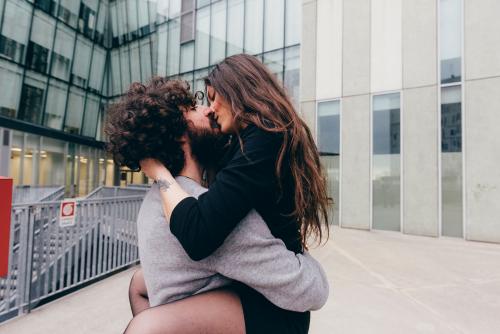 Couple passionné embrassant et s'embrassant à l'extérieur