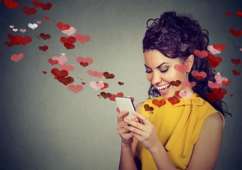 femme envoyant un message texte d'amour