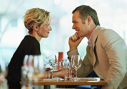 Couple en discussion tout en gastronomie