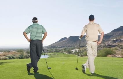 Hommes hispaniques jouant au golf 