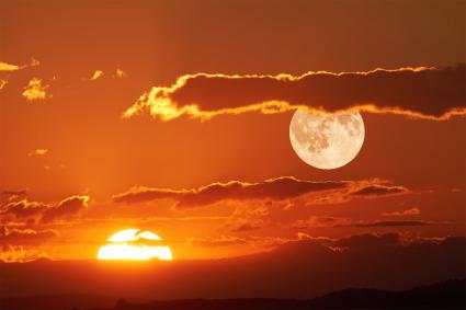 Les phases progressives du soleil, de la lune et du soleil / lunaire