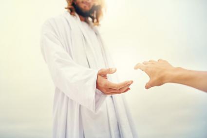 Jésus debout avec sa main tendue vers un disciple. 