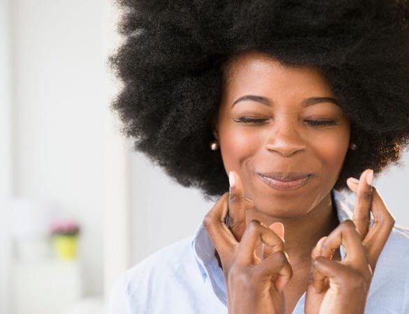 woman crossing her fingers
