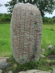 Ancienne pierre runique en Suède.