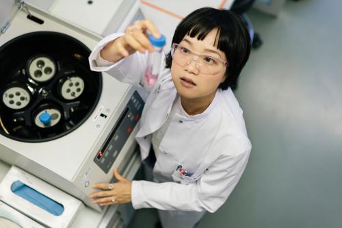 Scientifique asiatique en laboratoire