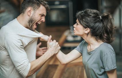 Couple agressif se disputant