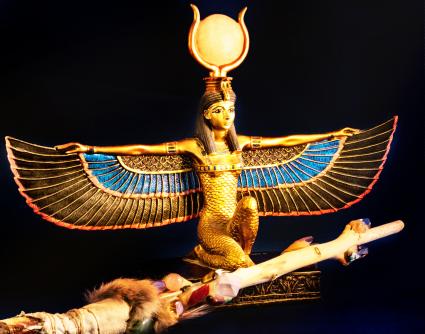 La déesse égyptienne Isis à genoux avec une baguette magique traditionnelle en quartz
