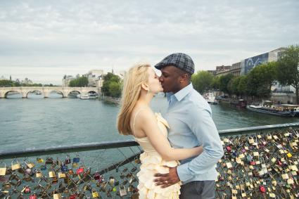 Jeune couple s'embrassant par Pont des Art, Paris, France