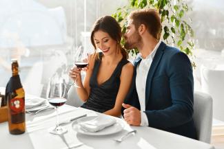 Couple en train de dîner romantique