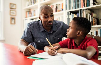 Père aidant son fils à faire ses devoirs