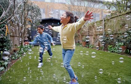 enfants chassant les bulles avec les bras