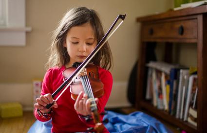Fille focalisée pratiquant le violon