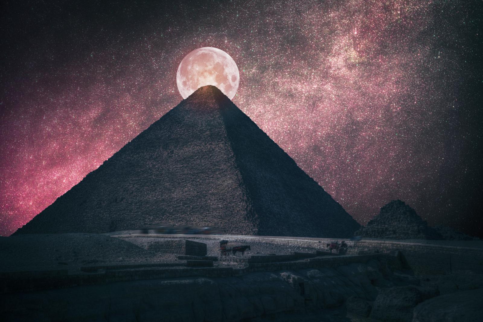 Pyramides d'Egypte la nuit 