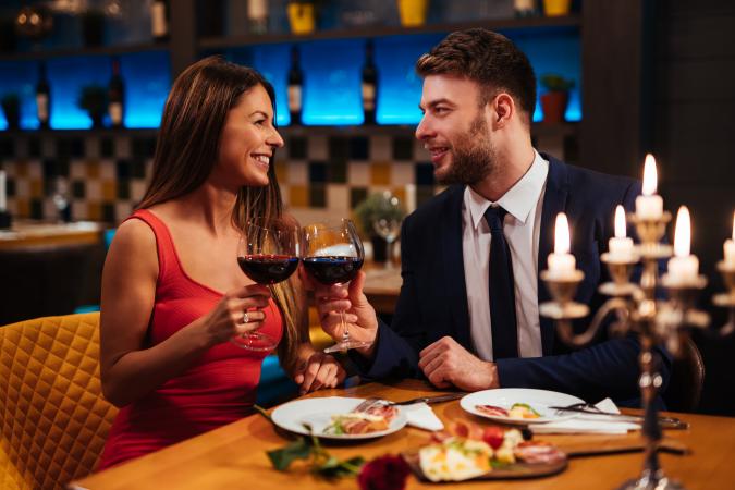 Femme et homme bénéficiant d'un dîner romantique