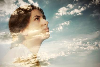 Pensive jeune femme et ciel nuageux