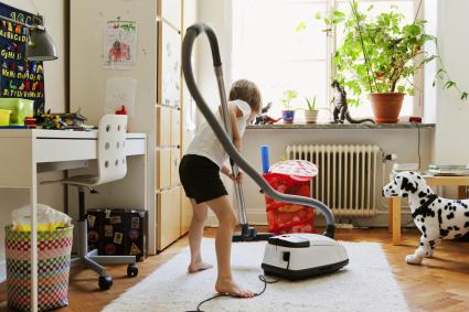 Garçon planant sa chambre