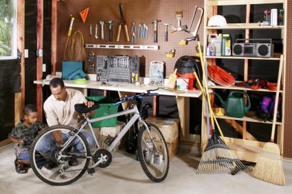 Père et fils travaillant ensemble à vélo dans le garage