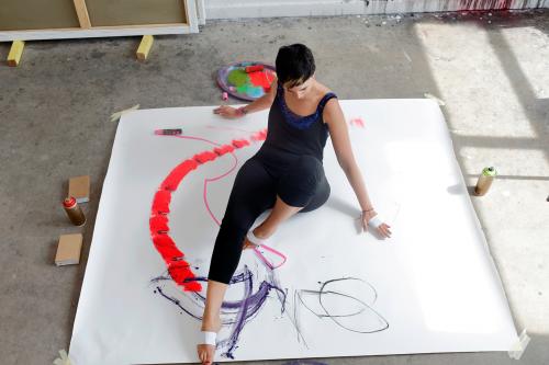 Femme exprimant sa créativité avec l'art