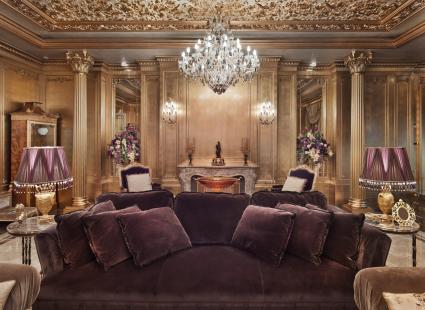 Salon de luxe avec canapé violet