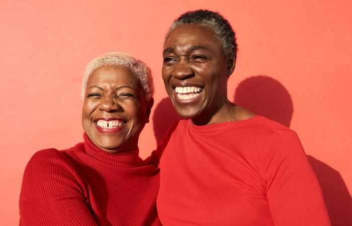 deux femmes en rouge