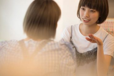 woman giving advice to friend