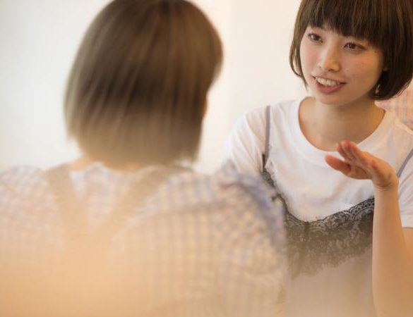 woman giving advice to friend
