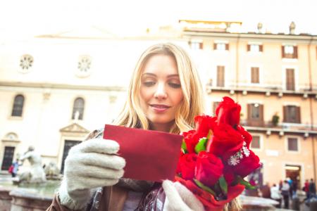 Femme reçoit des roses rouges