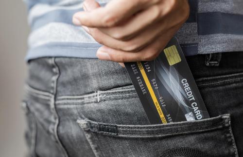 carte de crédit dans la poche arrière