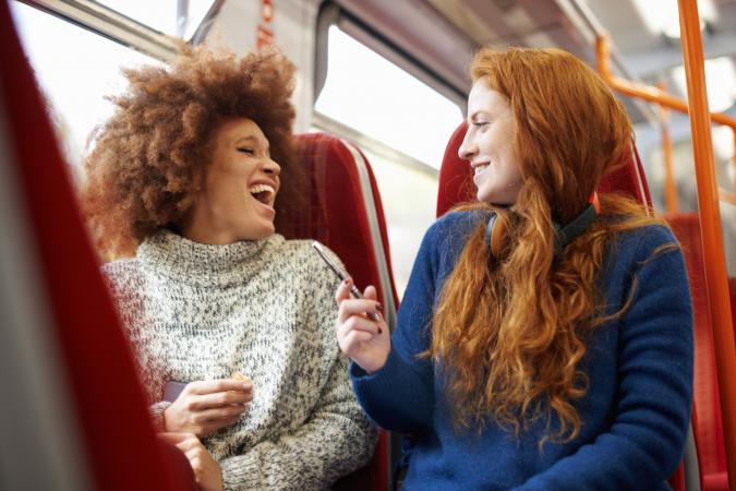 Deux femmes parlant dans un train