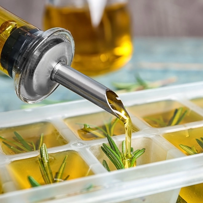 Glaçons d'herbes aromatiques avec huile d'olive