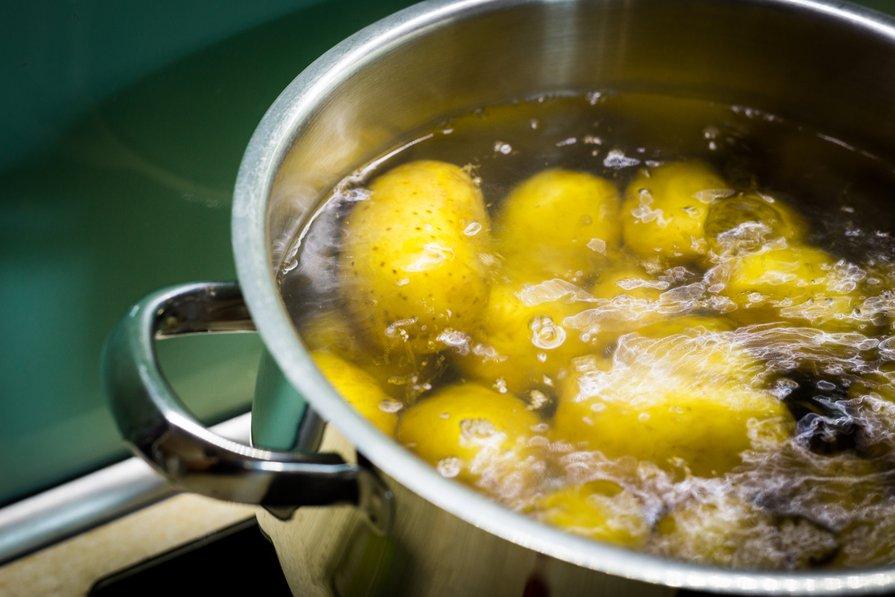 La cuisson des pommes de terre à l'eau est la plus facile à tester